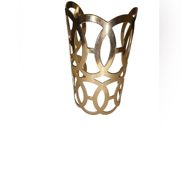 Elegant Gold Cutout Bracelet - Picture 3 of 4